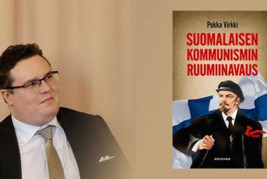 Kuvassa on vasemmalla Pekka Virkki puolivartalokuvassa istumassa ja hänellä on musta takki ja valkoinen paita. Oikealla on kuva kirjan kannesta ja siinä on ylhäällä isoin punaisin kirjaimin kirjan nimi Kommunismin ruumiinavaus. Alla on piirroskuva Leninistä ja takana Suomen lippu. Tausta on vaalean ruskea.