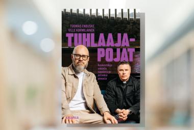 Kuvassa on vaalean ruskealla utuisella pohjalla kirjan kansi.  Siinä ovat istumassa vasemmalla vaalean ruskeassa puvussa Tuomas Enbuske ja oikealla taaempana ville Kormilainen mustassa puserossa. Takana on isoin violetein kirjaimin kirjan nimi Tuhlaajapojat. 