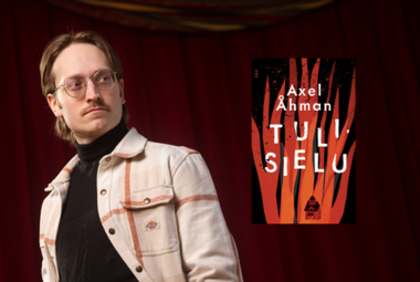 Kuvassa on puolivartalokuvassa Axel Åhman vaaleassa pusakassa ja mustassa poolopaidassa. Oikealla on kirjan kansi, jossa on punaisia piirrettyjä tulenlieskoja ja kirjan nimi Tulisielu. Tausta on musta.