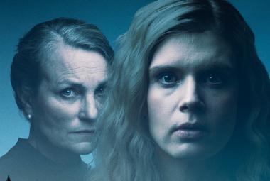 Kuvassa ovat kasvokuvassa Jonna Järnefelt ja oikealla Alina Tomnikov. Kuvan sävy on harmaan sinertävä.  