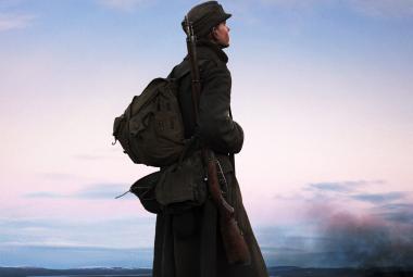 Kuvassa on tummana vinottain sotilas reppuselässä kävelemässä. Taustalla on sinertävän punertavaa taivasta. Kuva on osa julisteesta.