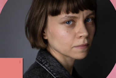 Kuvassa on Mariia Niskavaara kasvokuvassa ja hänellä on ruskea pokkatukka. Taustalla on harmaata pylristettymä ja vaalean punaista.