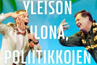 Kuvassa on vasemmalla Jukka Puotila mikki oikeassa kädessä vasemmalla kädellään hän tekee sormien haristusta. Hänellä on vaalea takki päällään. Vasemmalla on tummassa paidassa oleva miesoikea käsi edessään.  tausta lla vaalean sinistä ja kirjan nimeä Yleisön ilona, poliitikkojen. Kuva on osa kirjan kannesta.