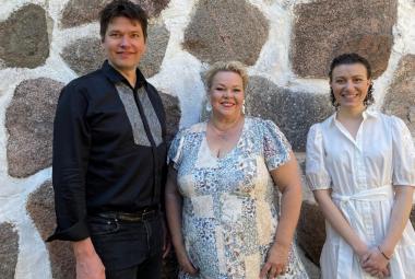 Kuvassa on vasemmalta Jussi Makkonen mustassa puserossa ja mustissa farkuissa. Vieressä on Johanna Rusanen-Kartano vaalean sini-valkoisessa mekossa ja oikealla Nazig Azezian valkoisessa mekossa.
