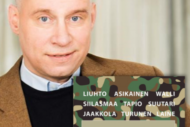 Kuvassa on Pekka Paloheimo kasvokuvassa ja hänellä on kirjansa kädessään. Siinä näkyy sotilaspuvun kankaan kuvan päällä  valkoisella sukunimiä.