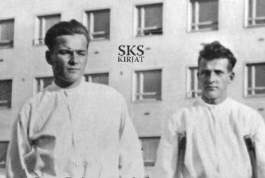 Kuvassa on kaksi miestä puolivartalokuvassa valkoisissa paidoissa sairaalarakennuksen edessä, jossa on paljon ikkunoita. Oikean puoleisella on puiset kainalosauvat kainaloissaan. Kuva on musta-valkoinen. Kuva on osa kirjan kannesta.