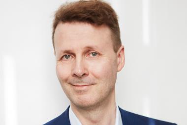 Risto Siilasmaa esittelee teoksessaan Havainnoi, ajattele, toimi johtamismenetelmän, josta hyötyvät tekoälymurroksen keskellä niin yksilöt kuin organisaatiot. Kuva: Marek Sabogal / Tammi 