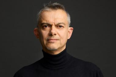 Kuvassa on Javier Torres puolivartalokuvassa mustassa poolopaidassa. Tausta on tumma.