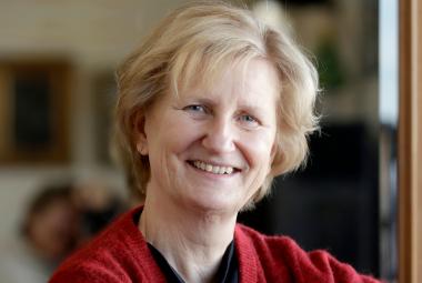 Kuvassa on Minna Lindgren kasvokuvassa. Hänellä on vaaleat hiukset.