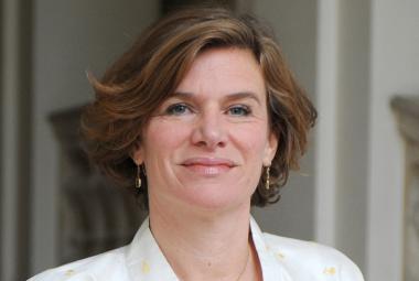 Kuvassa on Mariana Mazzucato kasvokuvassa. Hänellä on ruskea puolipitkät hiukset ja valkoinen paitapusero.