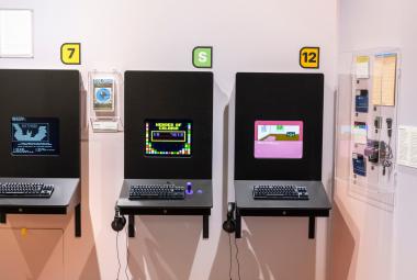 Uudistetussa Pelimuseossa on 110 peliä, joista suurinta osaa pääsee myös pelaamaan. Kuva: Saarni Säilynoja/Vapriikki