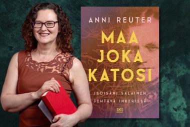 Kuvassa on vasemmalla Anni Reuter seisomassa ruskea, hihaton pusero päällään ja hänellä on punainen kirja vasemmassa kädessään. Oikealla hieman takana kirjansa kansi ja siinä on isoin keltaisin kirjaimin Maa joka katosi.  Kirjan taustaväri on ruskea. Himmeänä takana näkyy isoisän kuva.