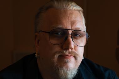 Kuvassa on Arttu Wiskari kasvokuvassa ja kasvoista näkyy hyvin noin puolet. Kuva on tumma.