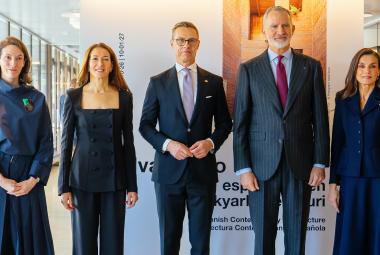 Kuvassa on vasemmalla nainen tumman sinisessä  mekossa ja hänen vieressään on Suzanne Ines-Stubb mustassa housupuvussa. Hänen vieressään seisoo Alexander Stubb ja oikealla Espanjan kuningas Felipe, molemmilla tumman siniset puvut.  Oikealla on kuningatar Letizia tumman sinisessä mekossa.