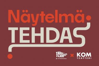 Kuvassa on ruskealla pohjalla teksti yläpuolella on punaisella Näytelmä ja alapuolella valkoisella TEHDAS. Alla pienellä Taideyliopiston ja KIM-teatterin logot.